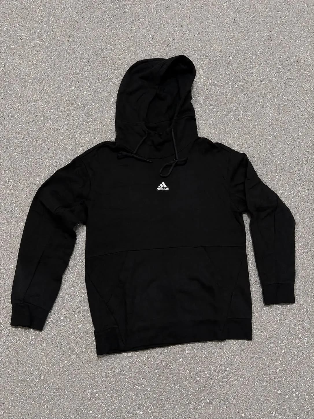 Buzo deportivo negro de Adidas